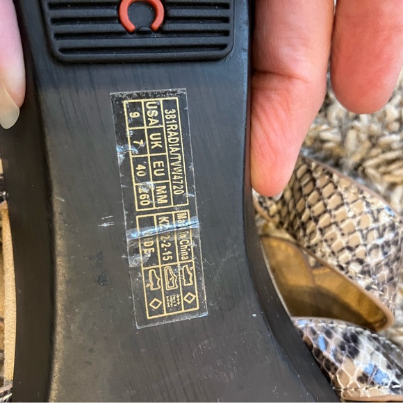 Vionic Snakeskin Pattern Sandals 9 - Picture 4 of 5